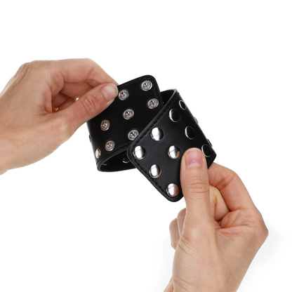 KINK - SNAP FASTEN WRIST RESTRAINTS FULL OF ADJUSTABLE BLACK RIVETS 19-24 CM X 5.5 CM